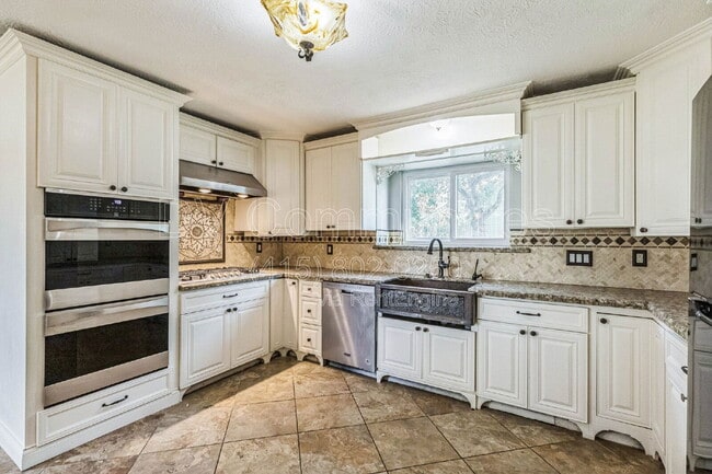 Building Photo - 16022 Spinnaker Dr