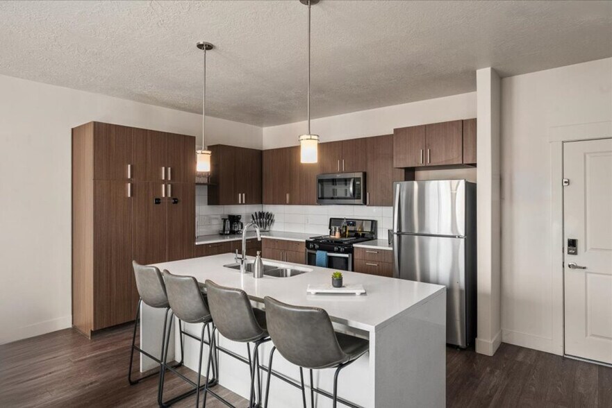 Building Photo - 241 W 200 S