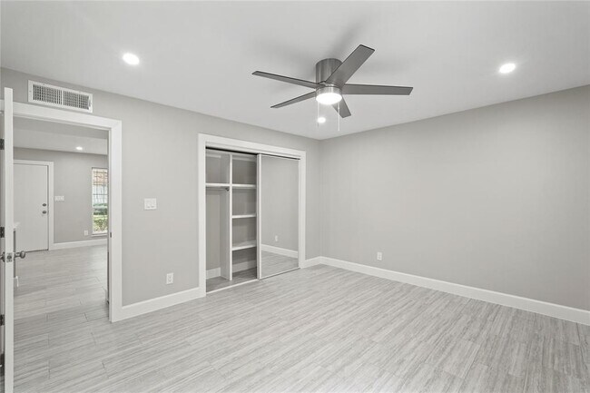 Building Photo - 2121 Fountain View Dr