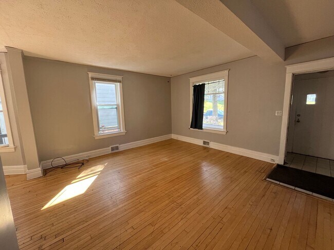 Building Photo - AVAILABLE June 1st - 6 Bedroom, 2 Bath House with Garage $200 Off First Months Rent!