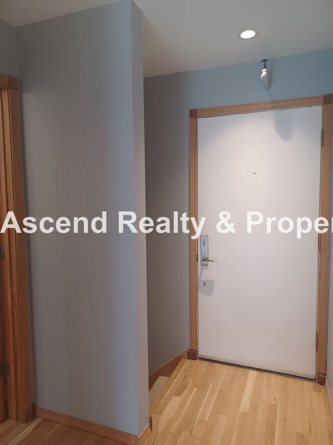 Building Photo - Stunning Views! 2 Level Condo Minutes to Downtown & PSU Incl Water/Sewer/Garbage & Parking
