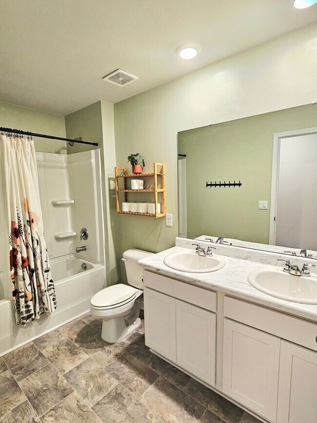 Building Photo - Beautiful Home 4 Bedroom 2.5 Bath