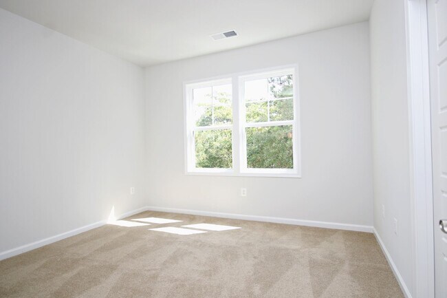 Building Photo - Avinity Townhome With Main Level Bedroom