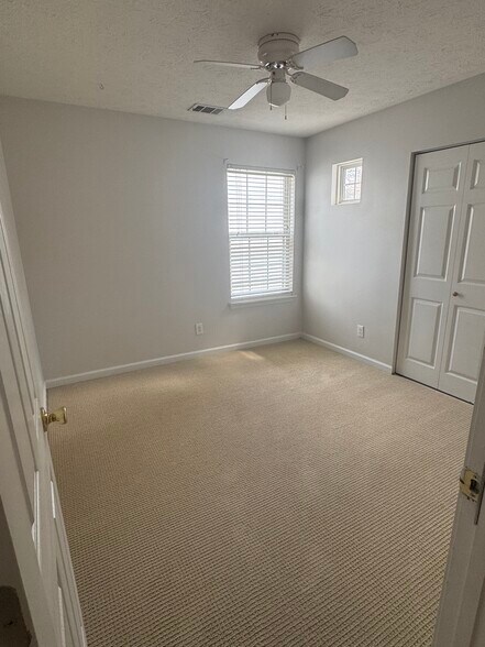 Building Photo - 2320 Lexington Ln