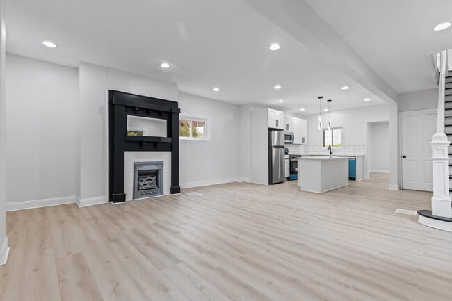 Building Photo - 392 Calderwood Ave