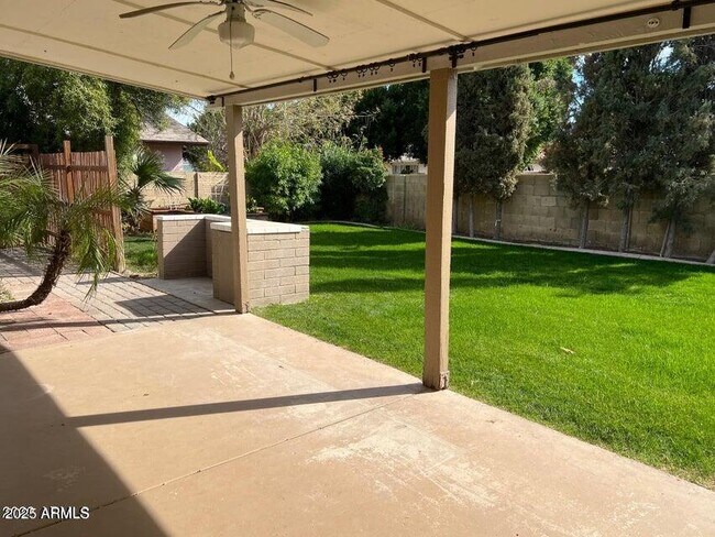Building Photo - 1717 E La Donna Ln