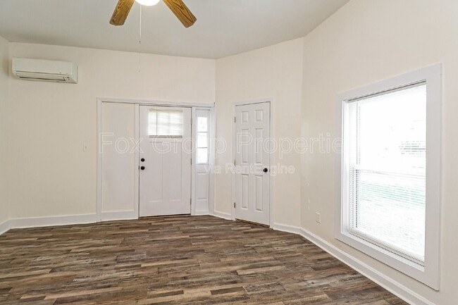 Building Photo - 709 S Davis Ave