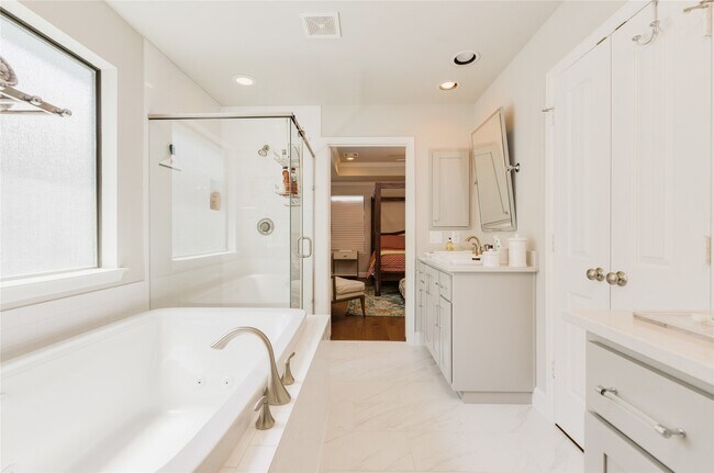 Building Photo - 4014 Woodhead St