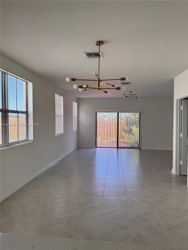 Building Photo - 1424 NE 3rd Ave