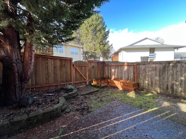 Building Photo - Super-Cute Townhouse! 3 bed + 2.5 baths w/ Fantastic Floor Plan! (A/C & Washer / Dryer included!)