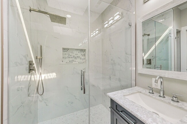 Building Photo - 1124 Owen Pl NE