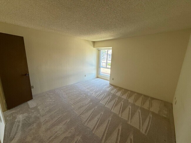 Building Photo - Spacious 1 Bedroom, 1 Bath Condo with Vaul...