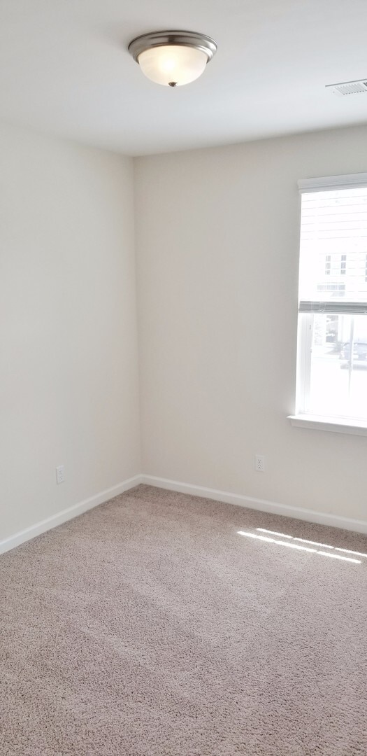 Building Photo - 3 Bedroom, 2.5 Bath Townhome
