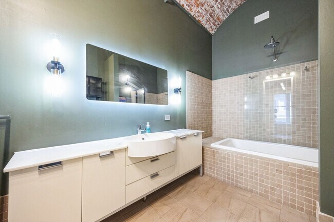 Building Photo - 105 S 12th St