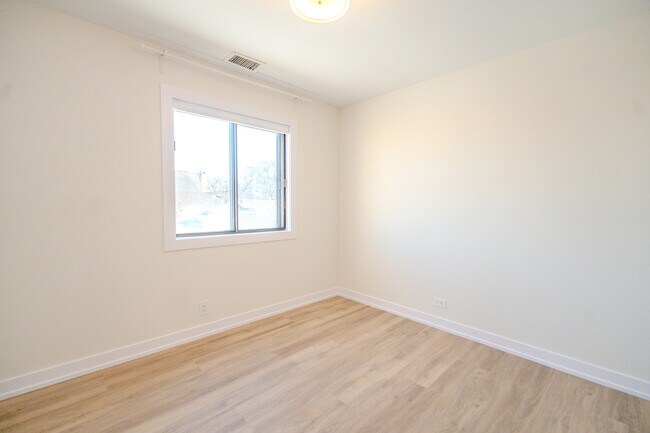 Building Photo - 2740 W Farragut Ave