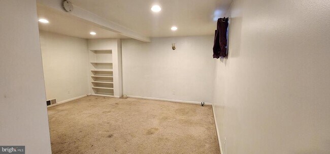 Building Photo - 300 Maiden Choice Ln