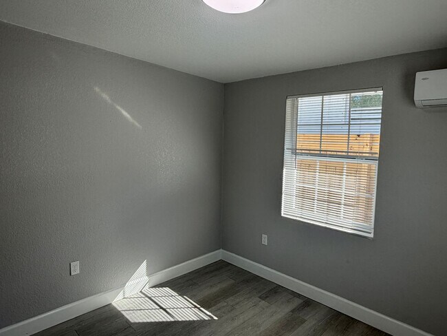 Building Photo - Fully Renovated and STUNNING 3 bedroom/1 b...