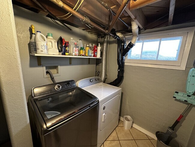 Building Photo - AVAILABLE NOW! "Charming 3-Bedroom Oasis with 2 Full Baths in the Sunset Neighborhood!"