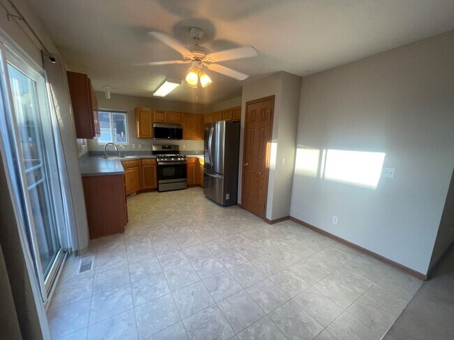 Building Photo - Home For Rent Bellevue.