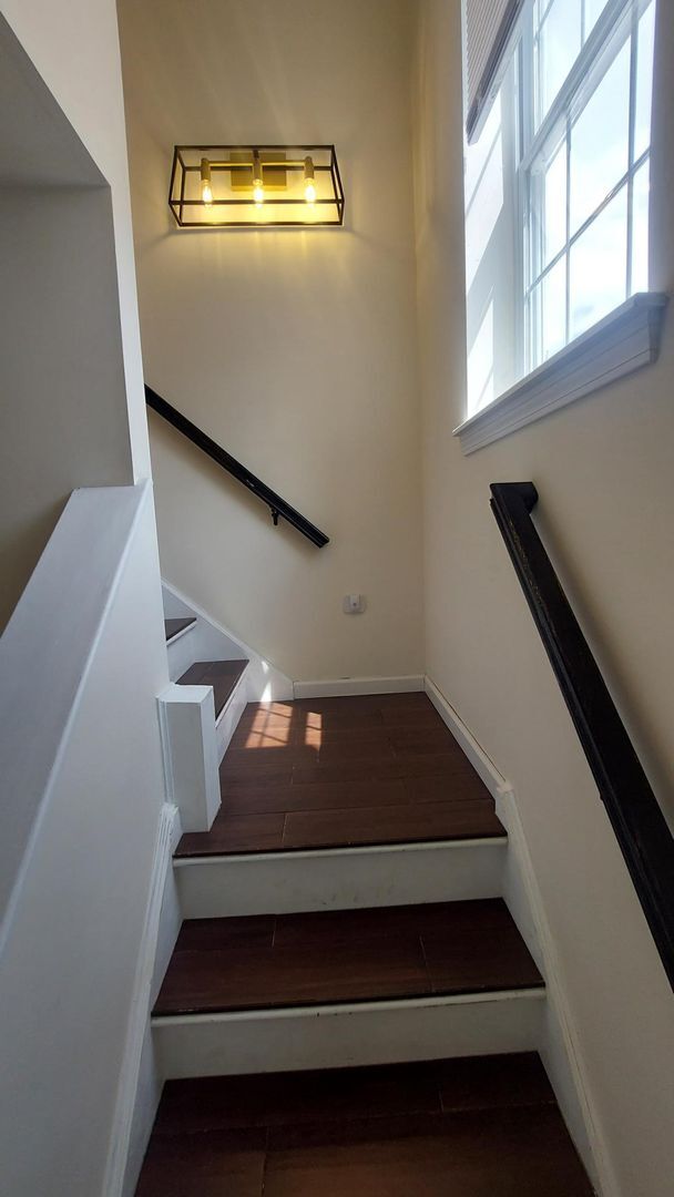 Building Photo - Spacious Townhouse w/Renovated Bathroom