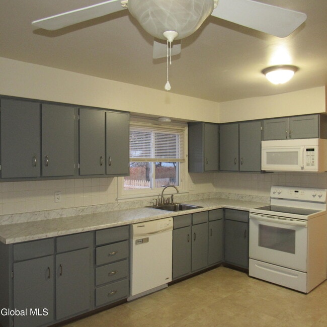 Building Photo - 34 B Commodore St