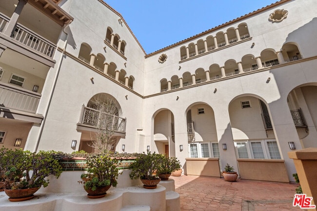 Building Photo - 5935 Playa Vista Dr