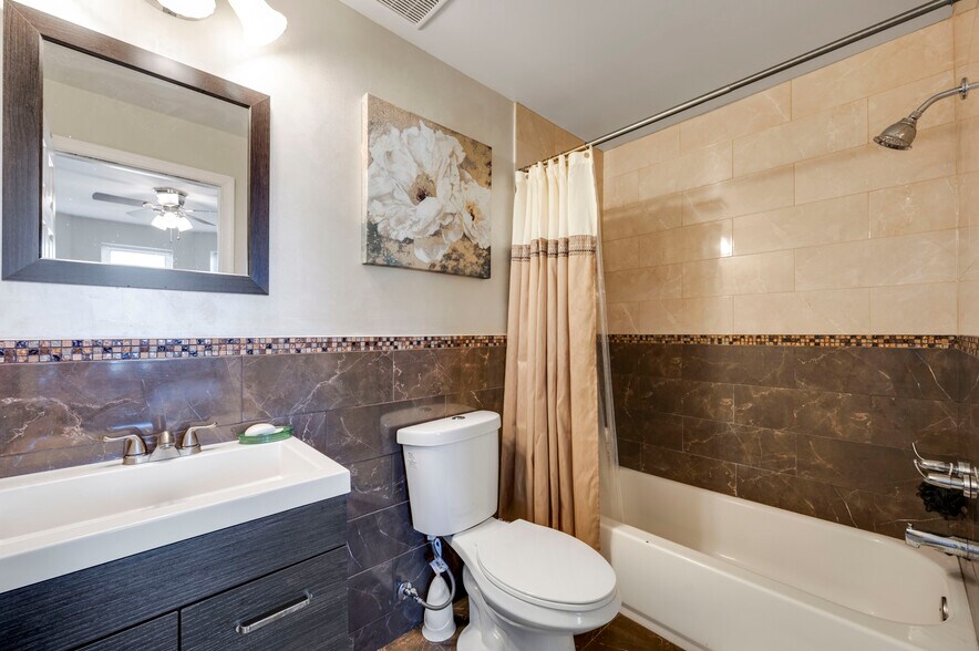 Master bathroom - 1624 N Felton St