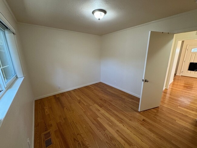 Building Photo - 939