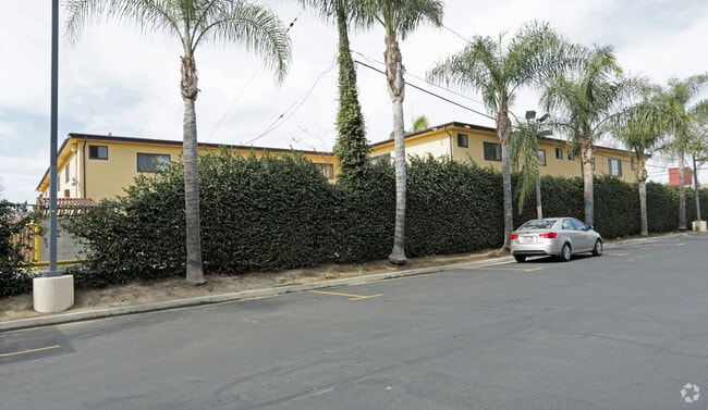 Building Photo - Del Capri Apartments