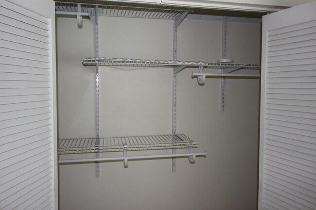 Building Photo - 1513 Lake Crystal Dr