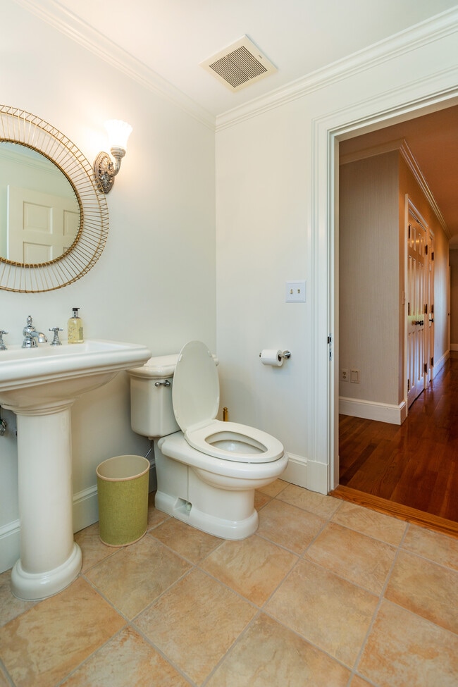 Building Photo - 3 Barclay Sq