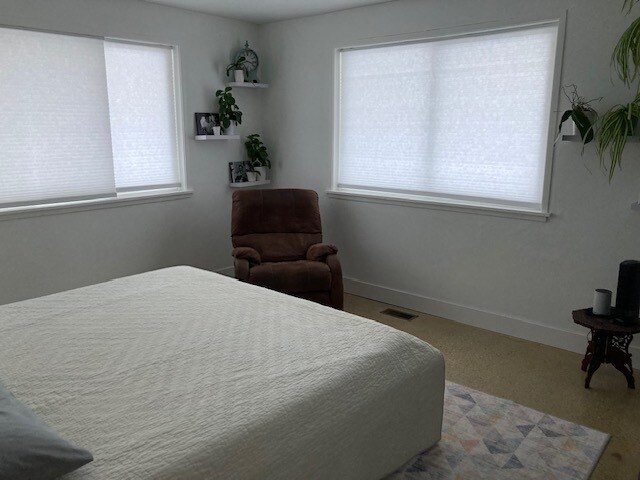 Building Photo - 161 E Queenwood Rd