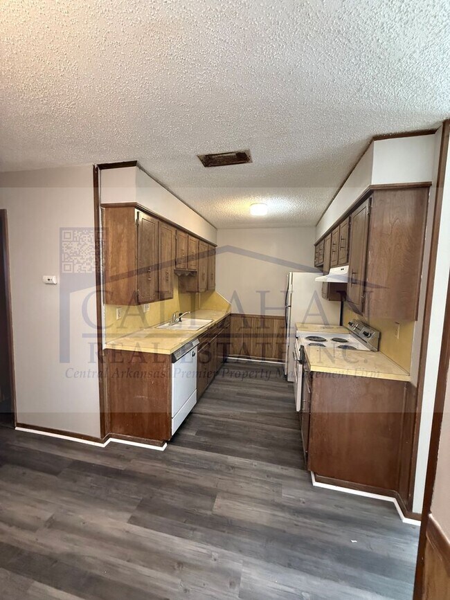 Building Photo - 8401 Woodview Dr N