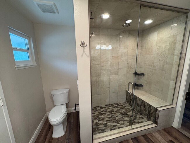 Building Photo - NW Visalia Home Near Country Club Available Now! *Private Showing Only*