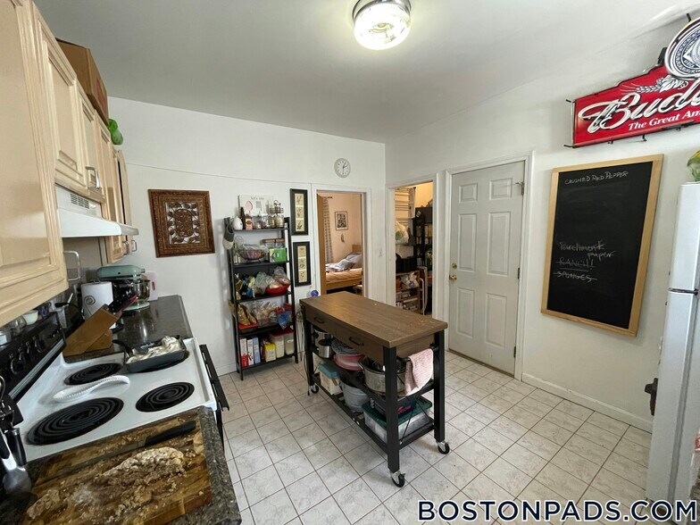 Building Photo - 66 Brooks St