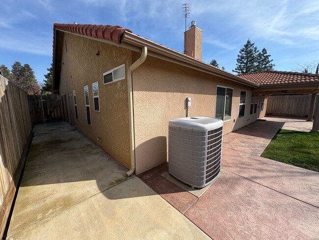 Building Photo - NW Visalia Home coming soon!