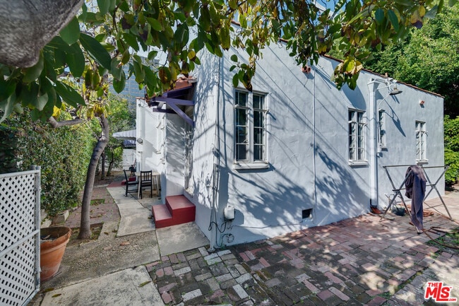 Building Photo - 10870 Wellworth Ave