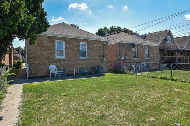 Building Photo - 5036 S Leclaire Ave