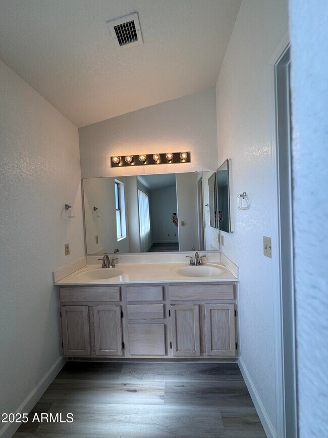 Building Photo - 8631 W Monte Vista Rd