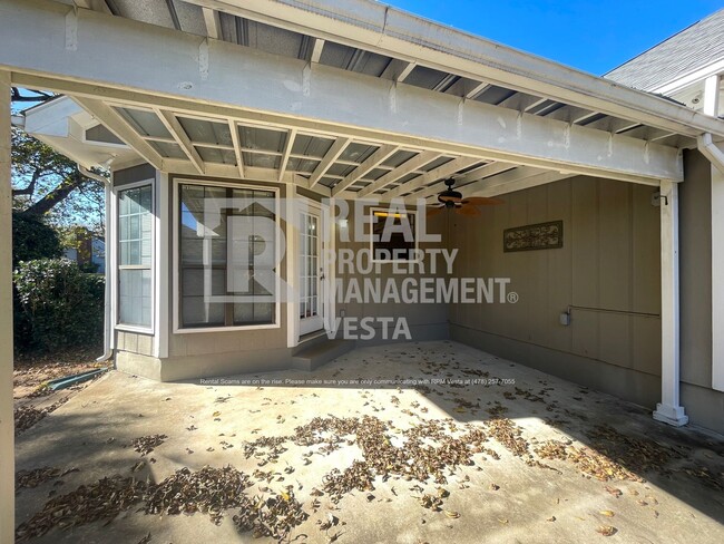 Building Photo - Three Bedroom House on Large Corner Lot in...