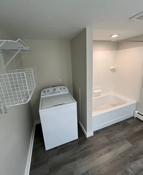 Building Photo - 24 Ash St