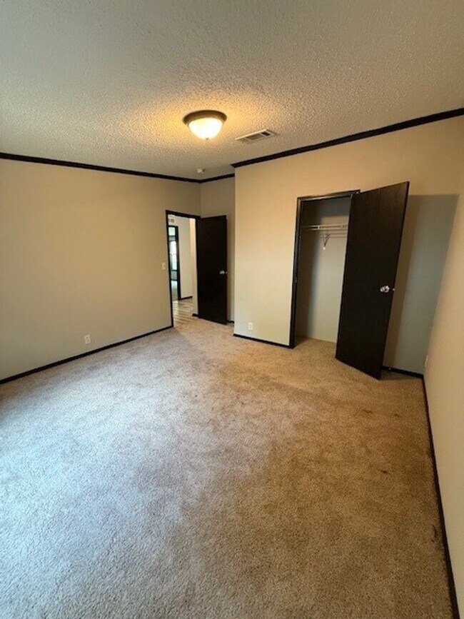 Building Photo - Available Now Spacious 3 Bedroom Home on P...