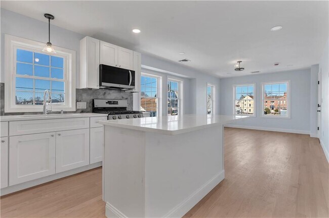 Building Photo - 10 Anthony Ave