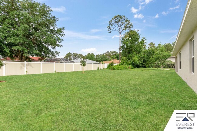 Building Photo - FULLY FENCED 3/2/2 IN DESIRABLE QUAIL HOLLOW