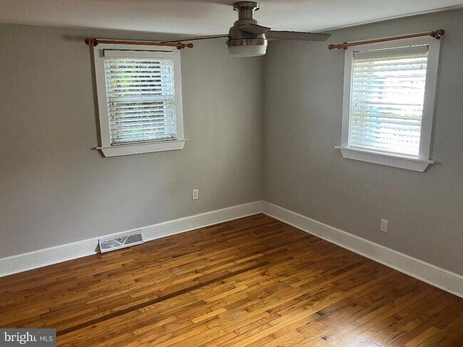 Building Photo - 118 W Lehman Ave