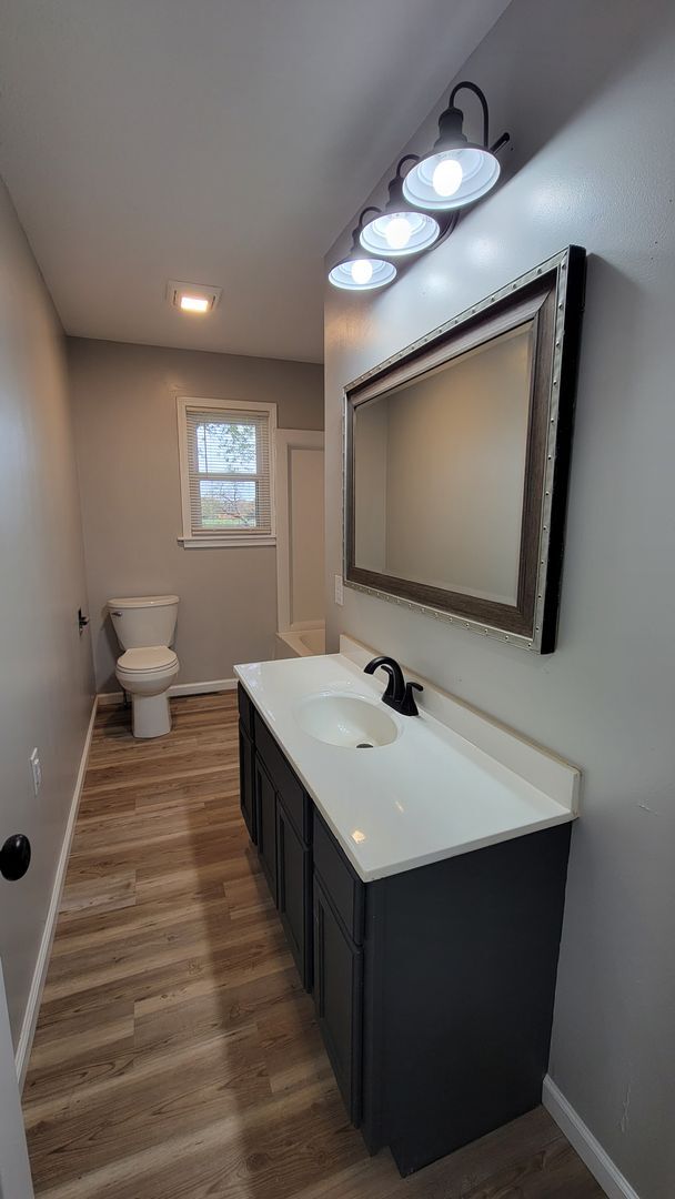 Building Photo - SPACIOUS NEWLY REMODELED 3 Bedroom | 1.5 B...