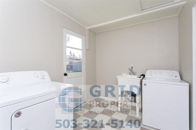 Building Photo - Remodeled 3 Bedroom Available in Northeast Portland!