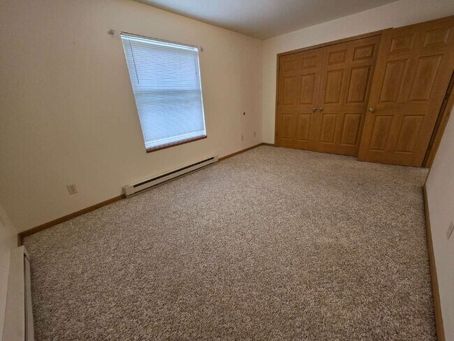 Building Photo - 2 bed 1 bath close to UWEC just off Water St. Available June 1st!
