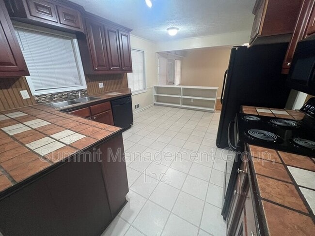 Building Photo - 916 Curry Cir SE