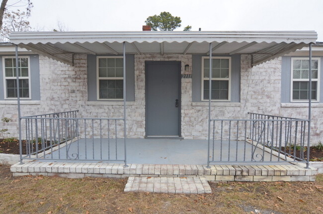 Building Photo - Nice 3 Bedroom w/ Great Fenced Back Yard